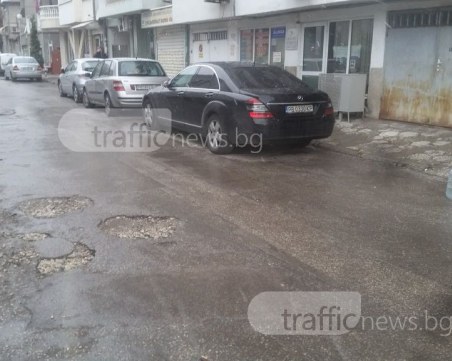 Големи дупки в центъра на Пловдив не само пукат гуми, но чупят и огледала СНИМКИ