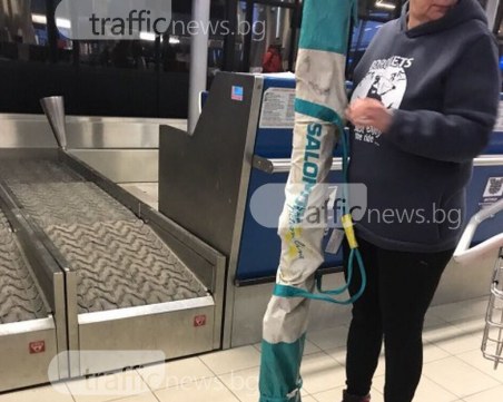 Гръцки скиорки предизвикаха смях на летището