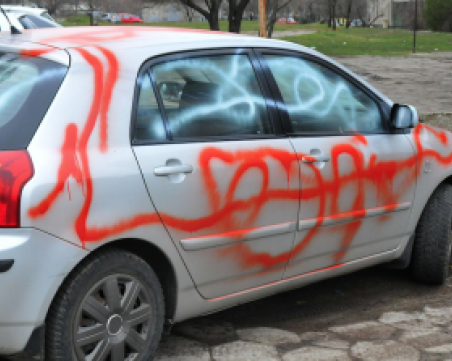 Съседско отмъщение: Неправилно паркирана кола, осъмна нашарена със спрей СНИМКА