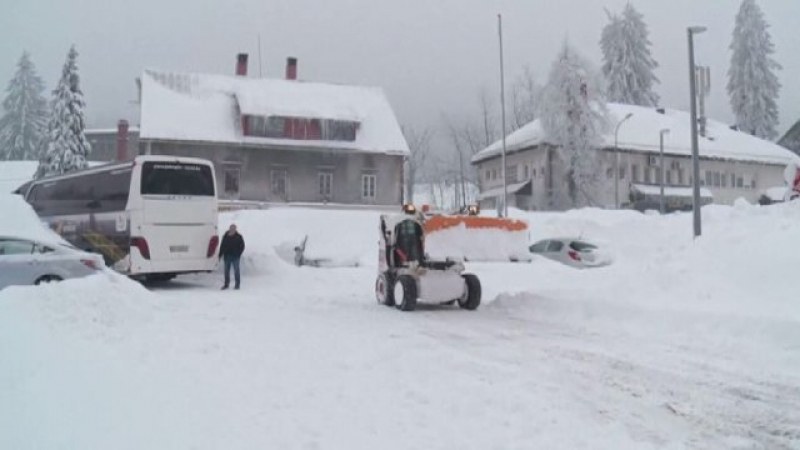 Студ и сняг сковаха Балканите, живакът падна до минус 15 градуса