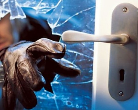 Апаши нахлуха в магазин в Пловдив, отмъкнаха цигари