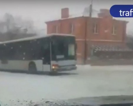 Автобус в Брестник тръгна на обратно, село остана под блокада ВИДЕО и СНИМКИ