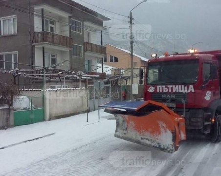 Автобусите в Пловдив и областта с големи закъснения, коли карат зад снегорините СНИМКИ