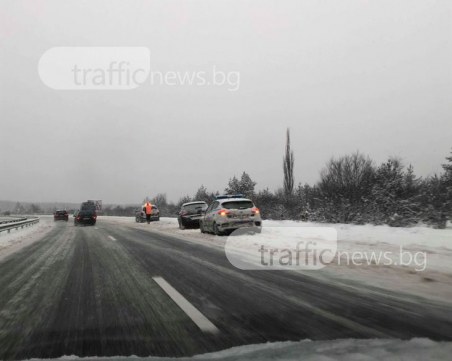 Автомобили масово изхвърчат от магистралата СНИМКИ