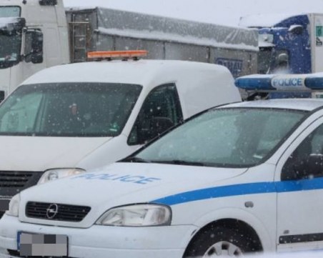 Челен сблъсък между автомобил и камион край Пловдив! Двама са в болница