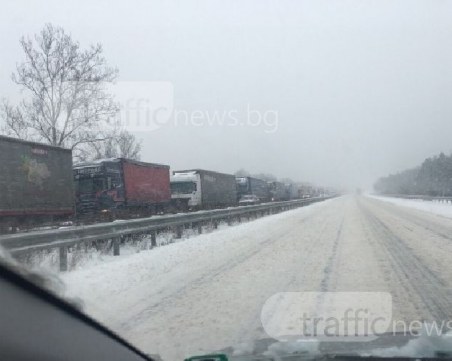 Два тира закъсаха на магистрала Тракия край Пловдив СНИМКИ