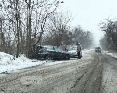 Катастрофа до Гребната база! Автомобил се заби в дърво СНИМКА
