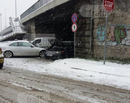 Катастрофа след катастрофа по пловдивските улици, двама се нанизаха под моста на Герджика СНИМКИ