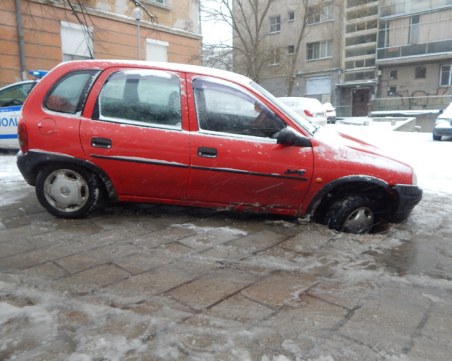 Кола пропадна в шахта до Хуманитарната в Пловдив СНИМКИ