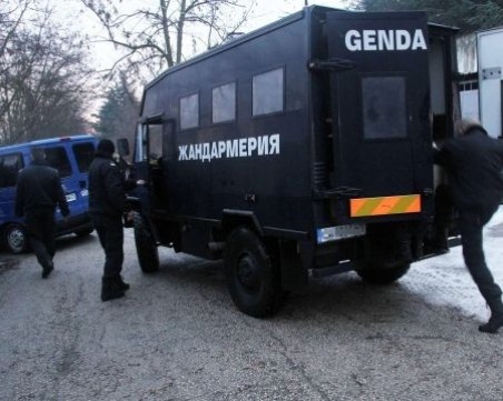 Масов бой между фенове на Ботев и Локо! Мъж е с опасност за живота след мелето