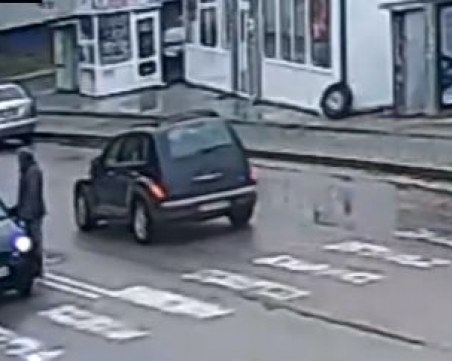 Мъж преби възрастен шофьор с тръба, засякъл му пътя ВИДЕО