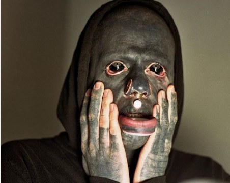 Мъжът, който прекара 10 години в татуиране на тялото си