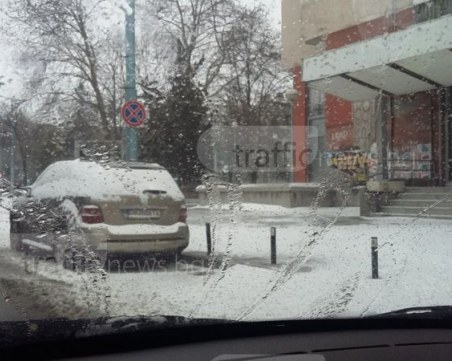 Наглец спря под знак забраняващ паркирането, затапи движението СНИМКИ