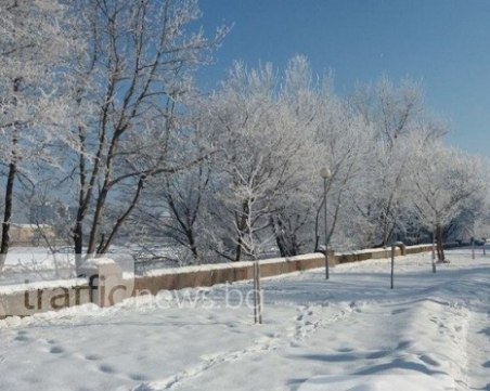 Опасно ниски температури утре, снеговалежите намаляват
