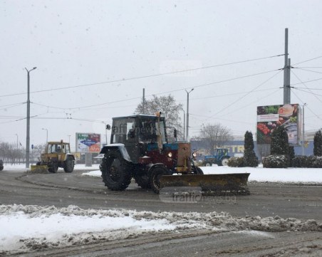 Рядко природно явление затруднява снегорините в Пловдив ВИДЕО