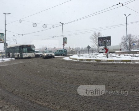 Снеговалежът в Пловдив ще спре чак в сряда, очакват се 30 см покривка СНИМКИ