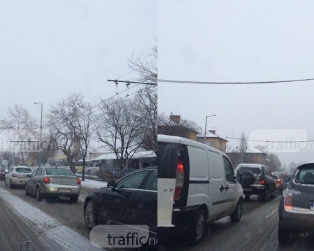Сняг натрупа в Пловдив, движението е затруднено СНИМКИ