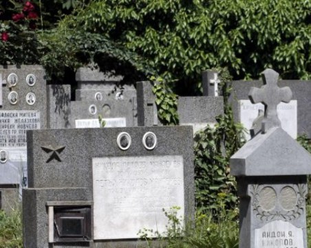 Снимки на живи хора пръснати върху гробове паникьосаха жителите на две села