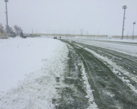 Теренът в Коматево потъна в сняг, отлагат мача