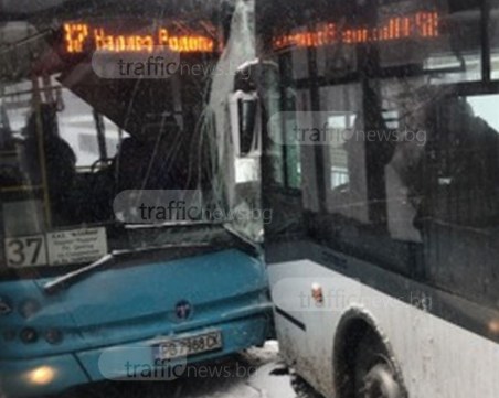 Тежка катастрофа! Два автобуса се сблъскаха челно до Гребната СНИМКИ