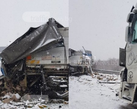 Тежка техника издърпа камионите от мелето на магистрала Тракия СНИМКИ