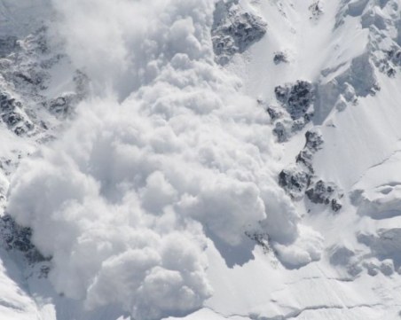 Трима скиори бяха пометени от лавини в Алпите