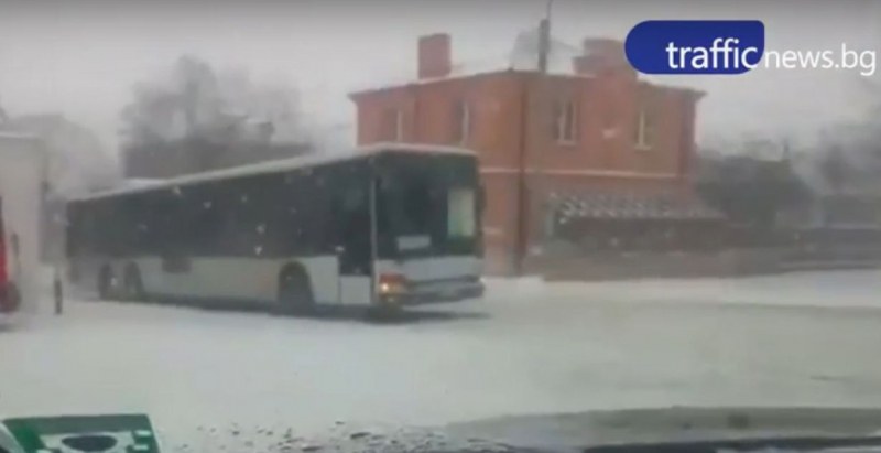 Автобус в Брестник тръгна на обратно, село остана под блокада ВИДЕО и СНИМКИ