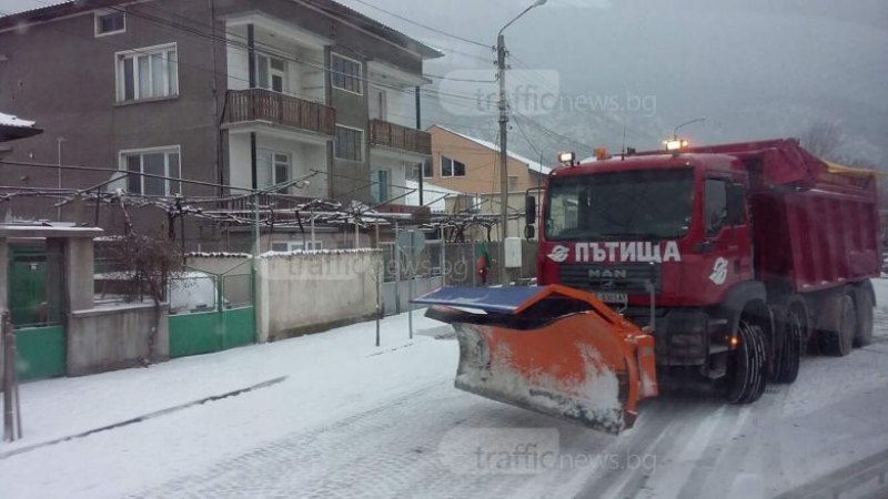 Автобусите в Пловдив и областта с големи закъснения, коли карат зад снегорините СНИМКИ