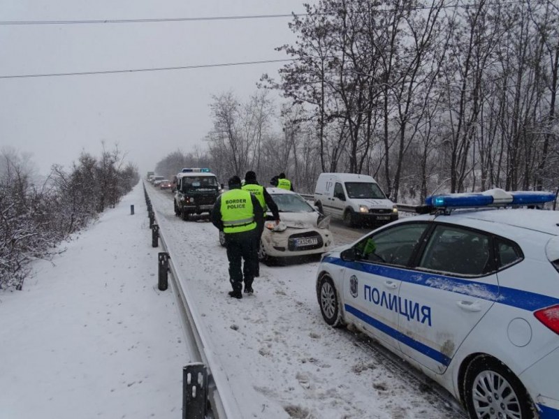 Бременна жена е с травма на главата след катастрофа край Благоевград