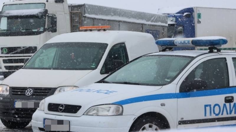 Челен сблъсък между автомобил и камион край Пловдив! Двама са в болница