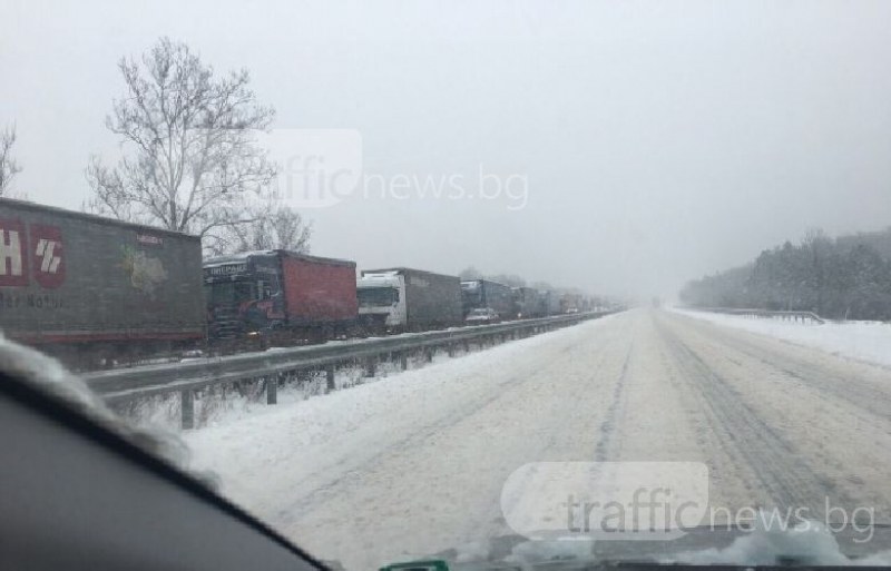 Два тира закъсаха на магистрала Тракия край Пловдив СНИМКИ