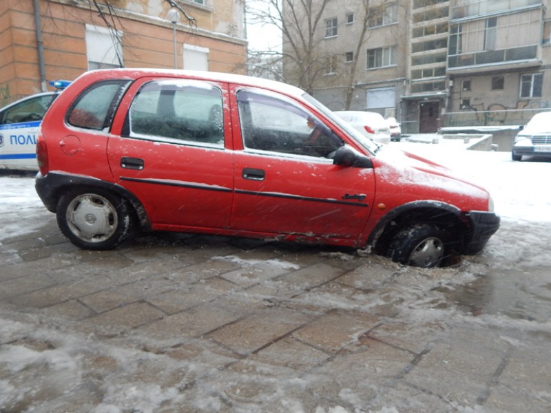 Кола пропадна в шахта до Хуманитарната в Пловдив СНИМКИ