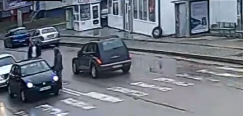 Мъж преби възрастен шофьор с тръба, засякъл му пътя ВИДЕО