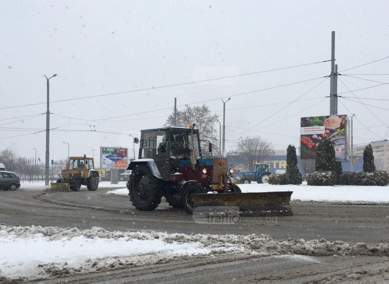 Рядко природно явление затруднява снегорините в Пловдив ВИДЕО