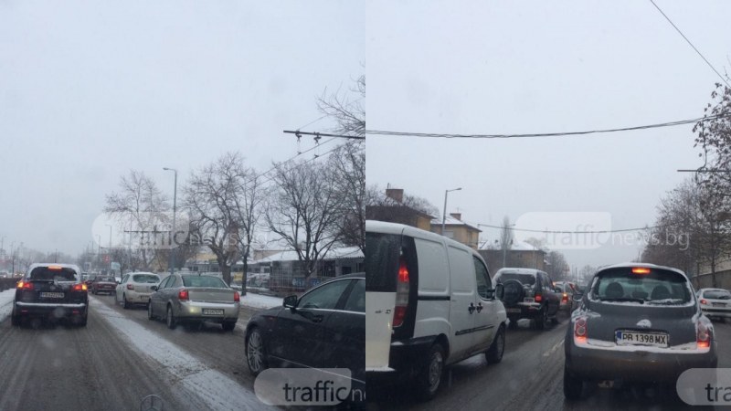 Сняг натрупа в Пловдив, движението е затруднено СНИМКИ
