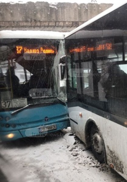Тежка катастрофа! Два автобуса се сблъскаха челно до Гребната СНИМКИ