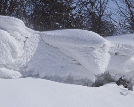 Автобус с деца заседна в пряспа, пожарникари са накрак