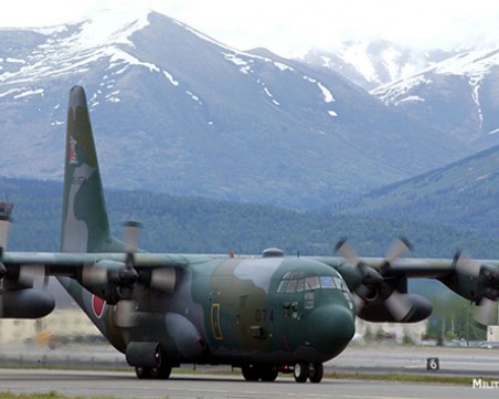 Един от най-големите транспортни самолети се запали във въздуха