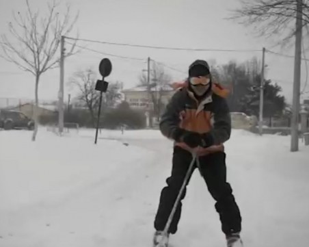 Ентусиасти превърнаха улица в ски писта ВИДЕО