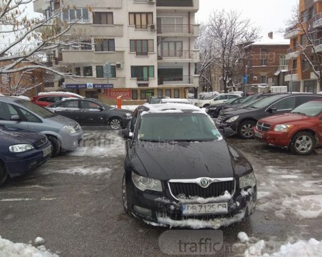 Има ли изненадани? Най-чистият паркинг в Пловдив е… на общинските съветници СНИМКИ