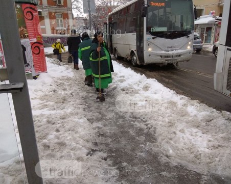 Извозват снега от Пловдив, премахват опасни ледени висулки СНИМКИ