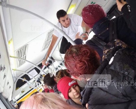 Кондуктор акробат се появи в Пловдив! Билетите падат от тавана ВИДЕО