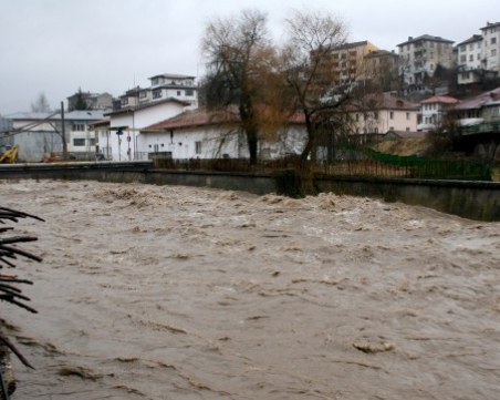Мъж и жена паднаха с джипа си в коритото на река Черна