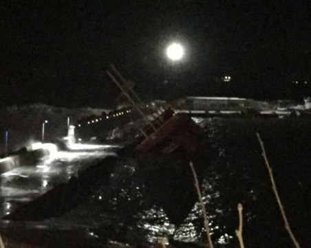 Наш кораб потъна край Поморие! Силното вълнение буквално го е потопило СНИМКА