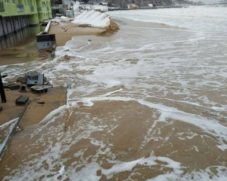 Огромни вълни отнесоха Южния плаж в Несебър