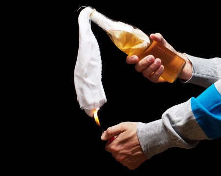 Подпалиха автопарка на бизнесмен от санданско село с “Молотов“