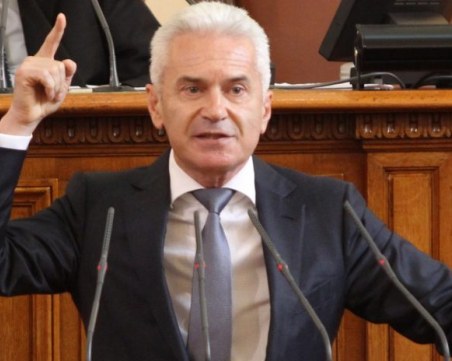 Сидеров скочи срещу Делян Добрев: Той е незаконен депутат