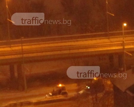 Снегорин в Пловдив събира сняг и… мантинели