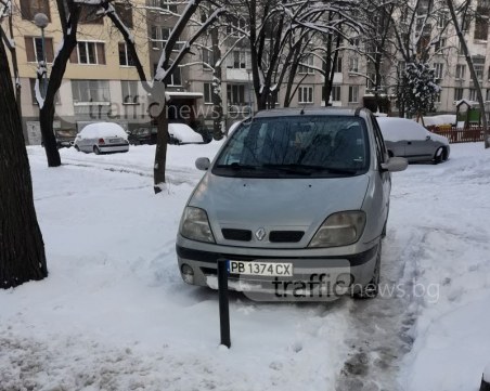 Снежни паркинг безумици! Като не се вижда тротоара, не значи, че не си върху него СНИМКИ