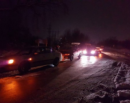 Срязани гуми! Огромен кратер край Пловдив “погълна“ няколко коли за минути